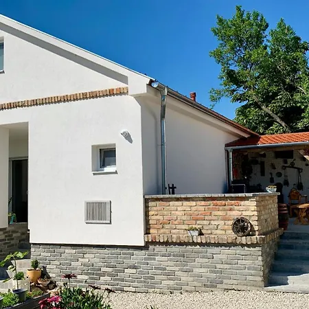 Nyaralohaz Holiday home Balatonalmadi